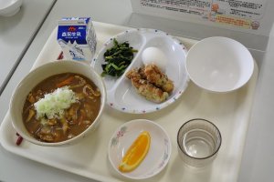 お昼はカレーそば+α（αが多い！）