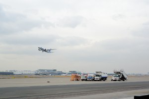格納庫から見た羽田空港の滑走路