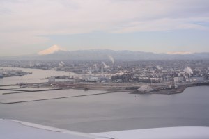 羽田へのアプローチから望む富士山と港