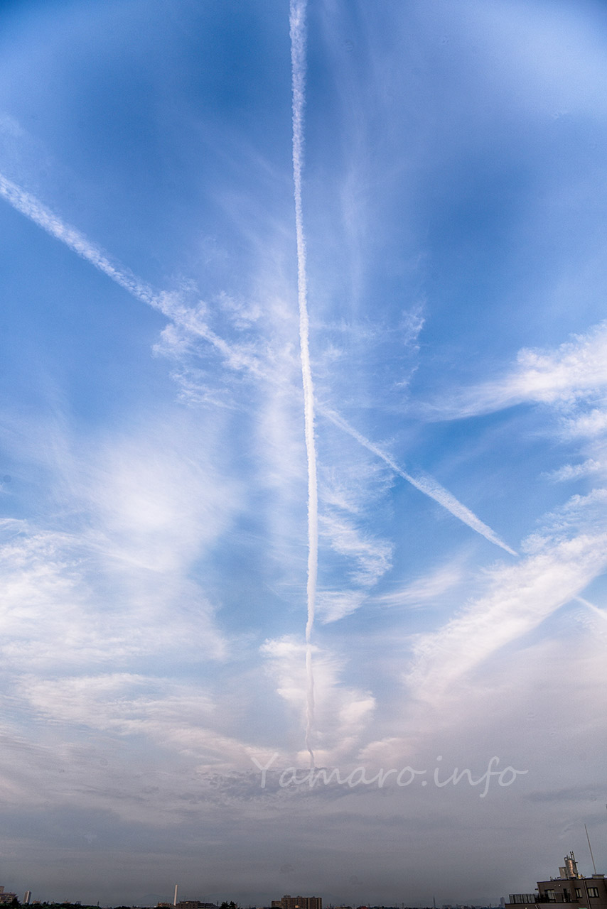 クロスする飛行機雲