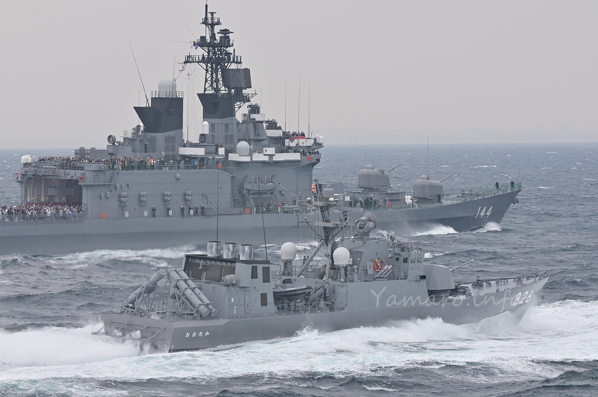 2009年の観艦式から　ミサイル艇「おおたか」と護衛艦「くらま」